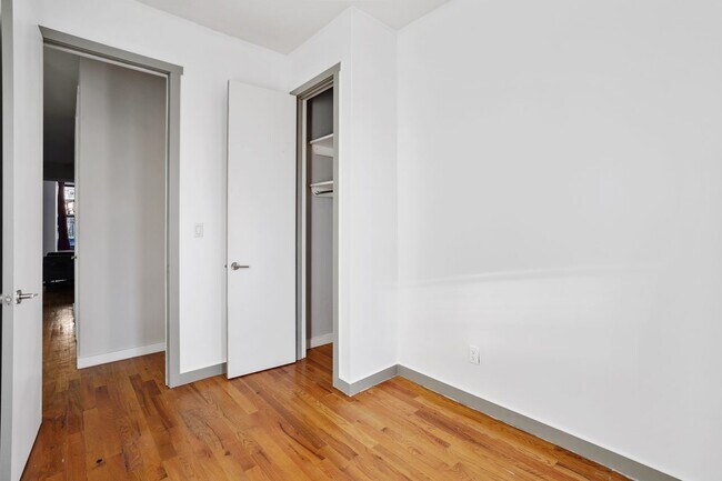 Foto del edificio - ROOM ONLY in 4-bed/1.5-bath Home