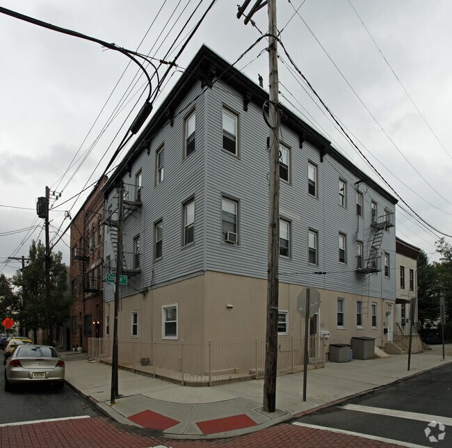 Primary Photo - 102 Colgate St