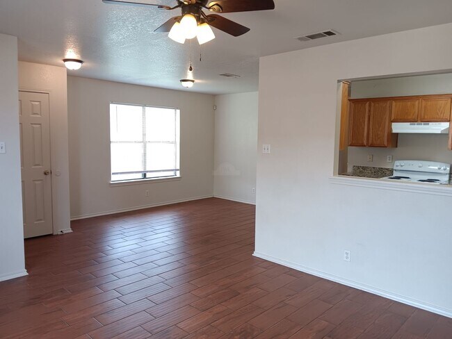 Foto del edificio - 914 McDaniel Cir