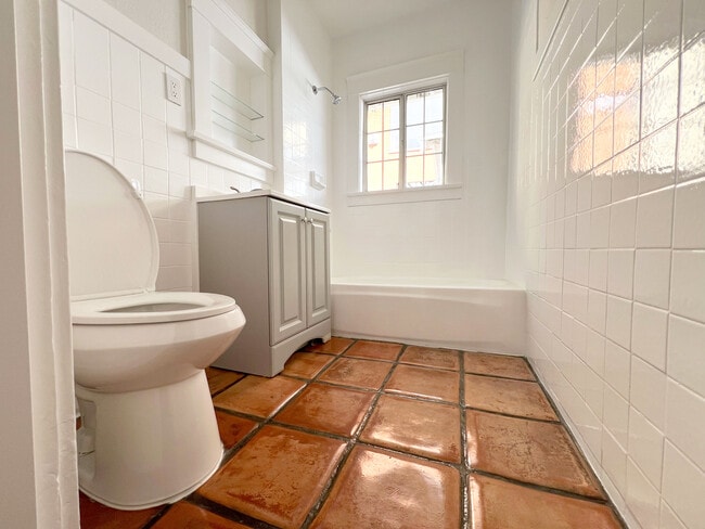 Pintura fresca y azulejos restaurados. - 1817 E 8th St