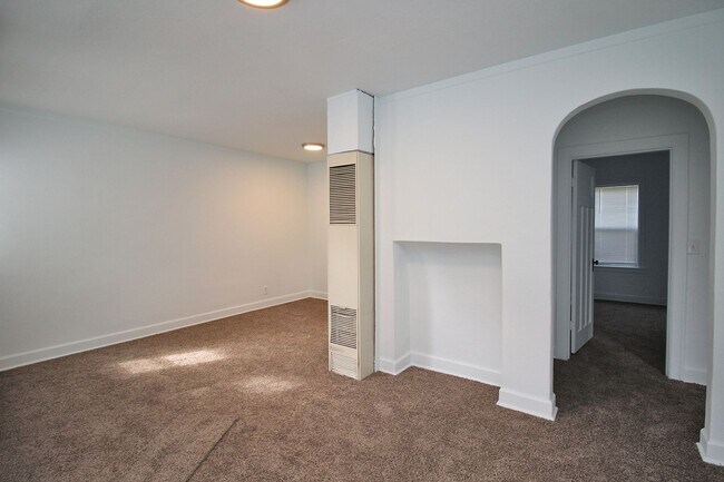 Building Photo - Adorable Remodeled Mississippi 1 Bedroom Apartment in Charming Courtyard Complex