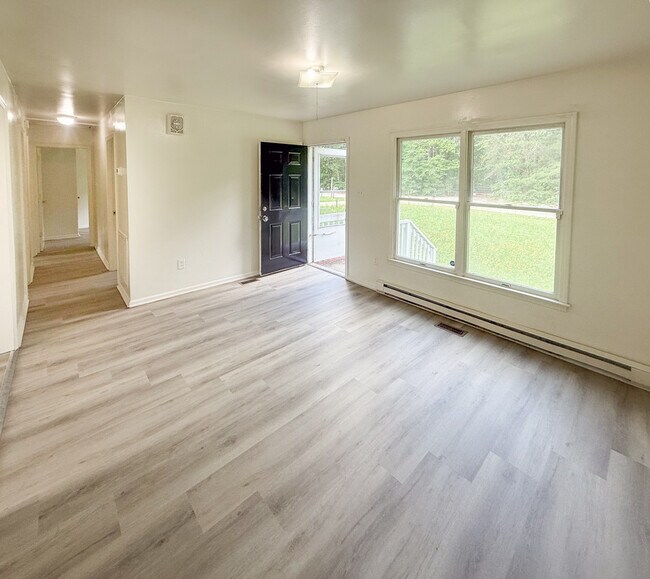 Foto del edificio - 496 Lancaster Creek Dr