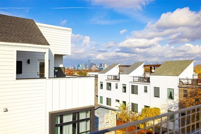 Building Photo - 425 W 9th St