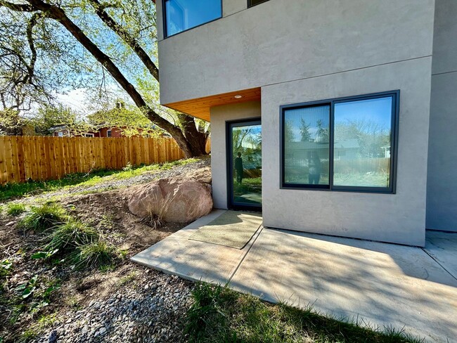 Building Photo - Modern 1BR Apt. (Built 2023), Walk to Down...