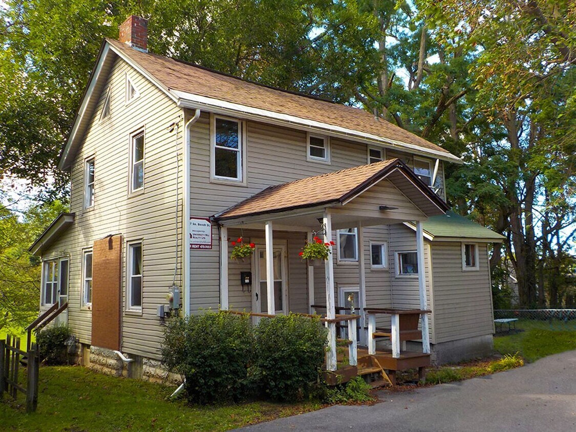 Foto principal - Bright, Spacious Single Family Home Across...