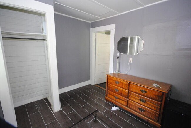 Foto del edificio - Rooms Available For Rent