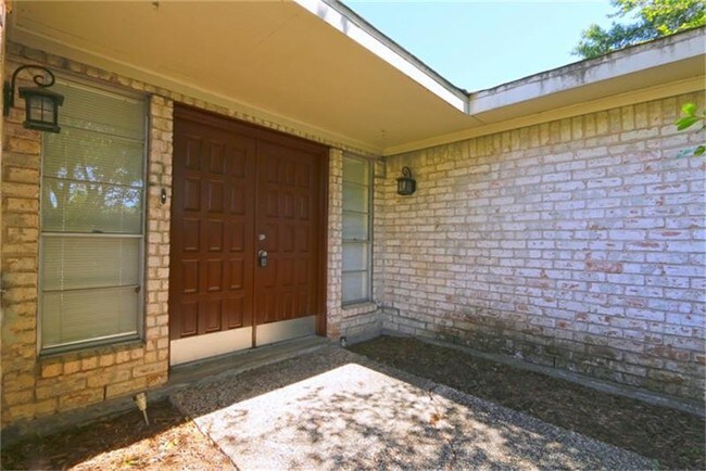 Building Photo - 2410 Turtle Creek Dr