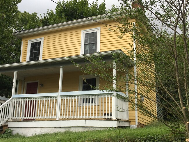 Welcome Home! Bright yellow and cheerful! - 635 Stuart St