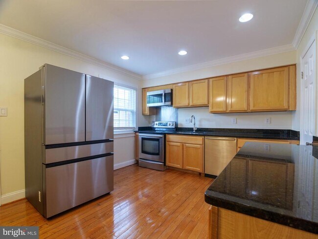 Building Photo - 3075 Sunset Ln