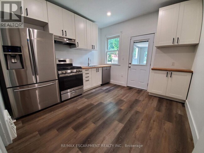 Photo du bâtiment - 198 Sherman Ave N