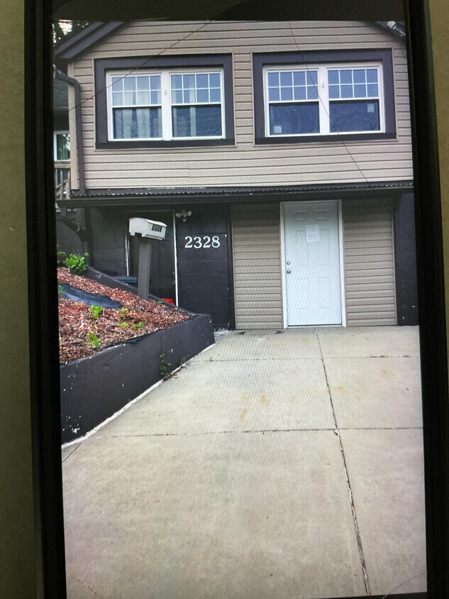 Primary Photo - 2328 Hill St