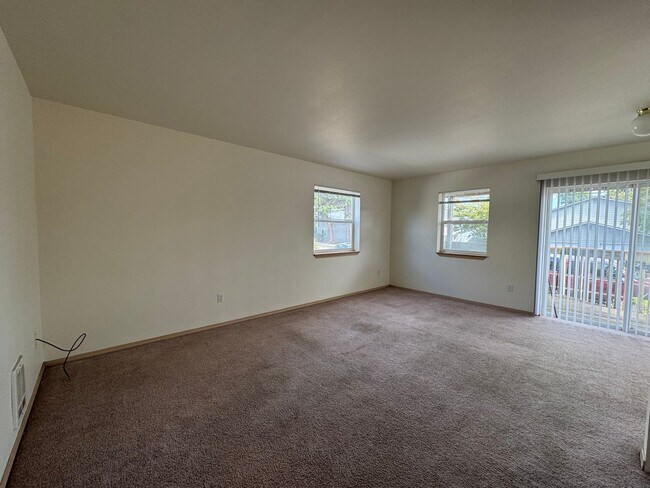 Building Photo - 2 Bed 1.5 Bath unit in Lettered Streets Neighborhood