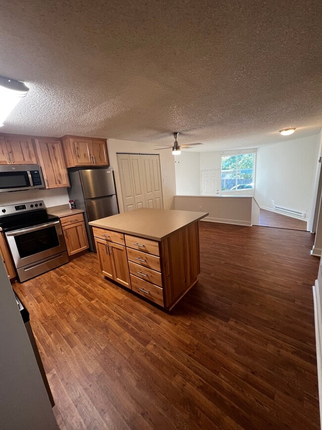 Building Photo - 8585 SW Canyon Ln