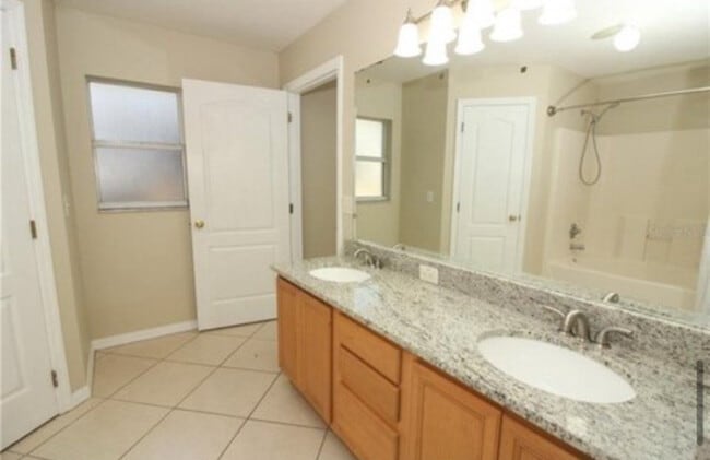 Foto del edificio - 305 Garden Oak Ct