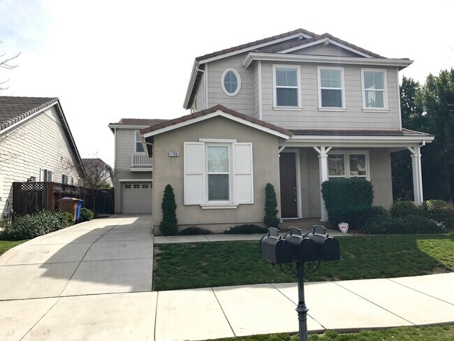 Foto del edificio - COMING SOON! 5 Bed, 3 Bath in Rose Garden