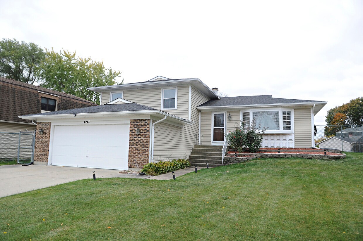 4240 Mumford Dr, Hoffman Estates, IL 60192 House Rental in Hoffman