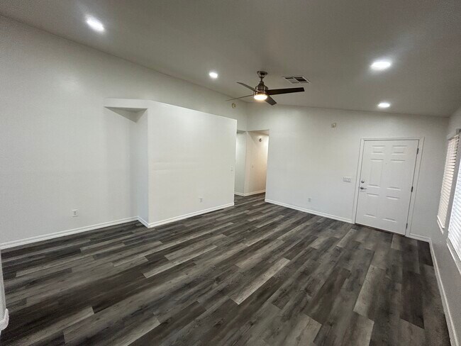Building Photo - 1121 E Monona Dr