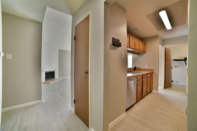 Building Photo - 15806 Pipers View Dr