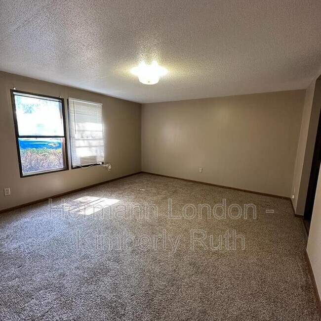 Building Photo - 1692 Chinkapin Dr