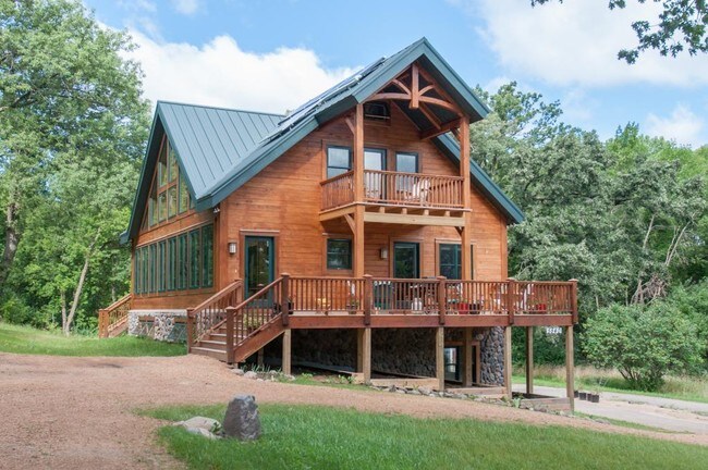 Foto del edificio - 5840 Christmas Lake Rd