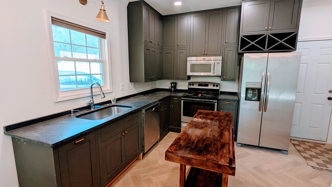 Building Photo - 590 Dugan Loop