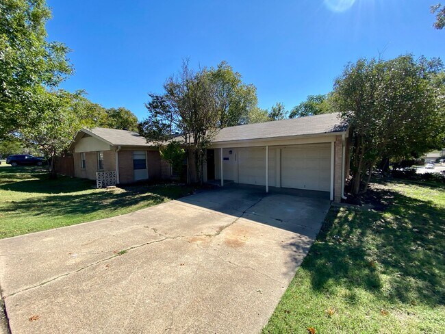 Building Photo - Spacious 3 bed, 2 bath home for rent!