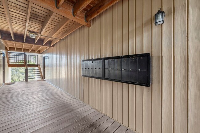 Foto del edificio - 700 Ridgeside Dr