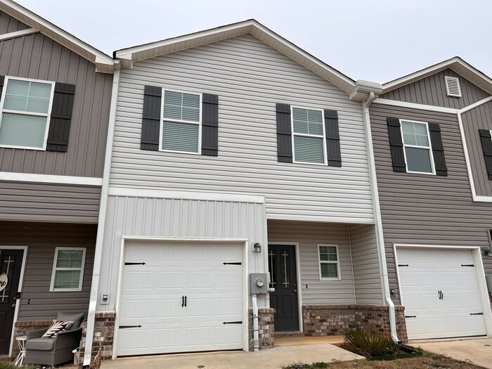 Primary Photo - Town home for rent in Calera!
