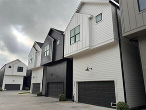 Building Photo - 2705 Oakwood Crst Ln