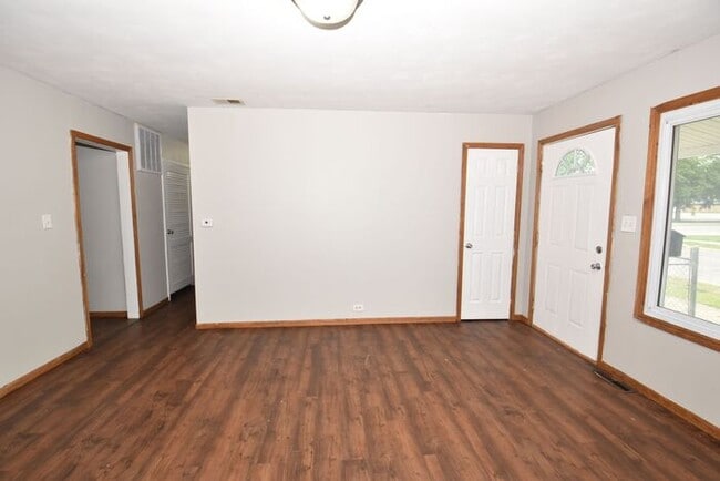 Building Photo - Mishawaka 3 bedroom ranch with large family room and fenced yard
