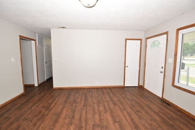 Foto del edificio - Mishawaka 3 bedroom ranch with large family room and fenced yard