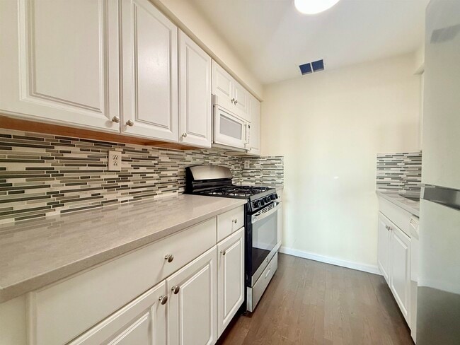 Building Photo - 205 10th St