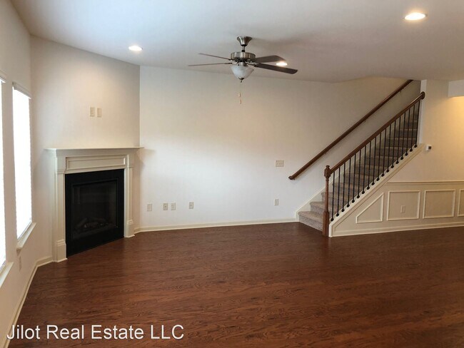 Building Photo - 3 br, 2.5 bath House - 6218 Thorncrest Dr.