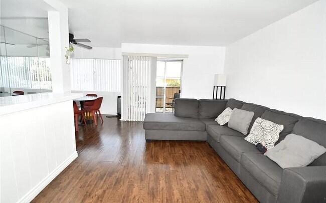Foto del edificio - FRESHLY PAINTED CONDO IS MOVE-IN READY! EN...