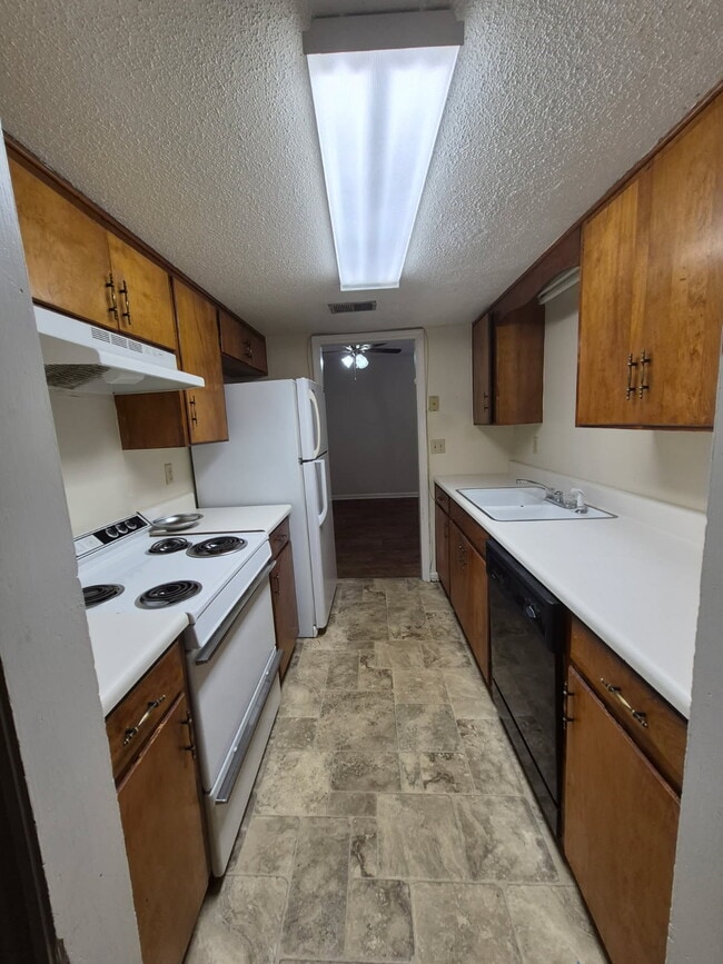 Building Photo - 108 Country Club Dr