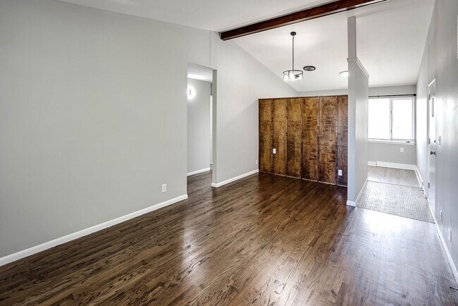 Building Photo - Top-Floor 2-Bedroom Apartment with Vaulted Ceilings!