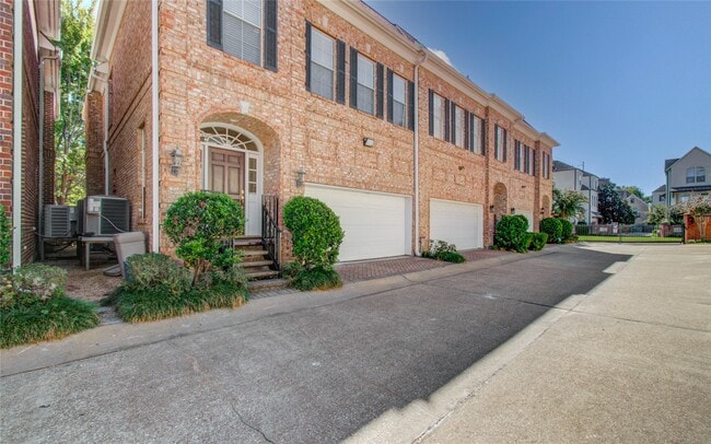 Building Photo - 1931 Woodbury St