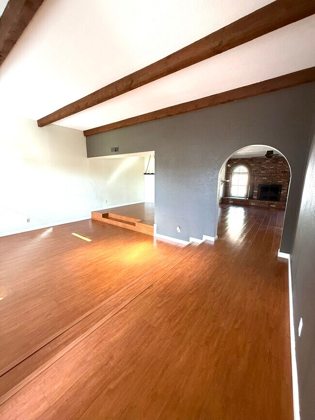 Vista desde la puerta principal hacia la sala de estar, el comedor y la sala familiar. - 8315 S Taylor Dr