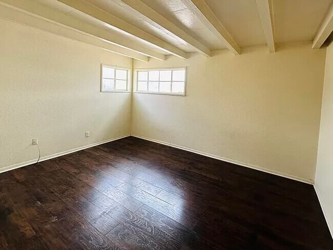 Foto del edificio - 900 W Berry Dr