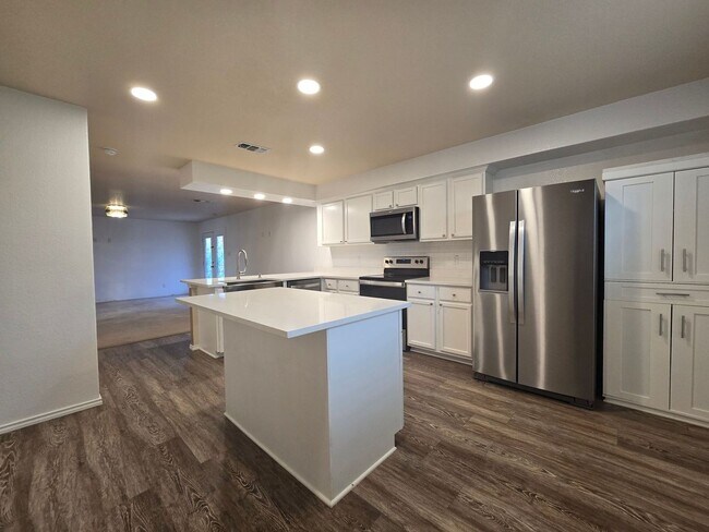 Foto del edificio - NEW IN MANAGEMENT - AVAILABLE NOW!