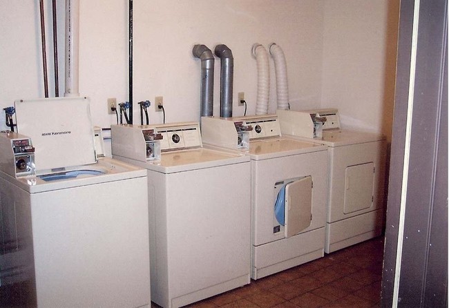 Laundry Facilities - Roselawn Apartments