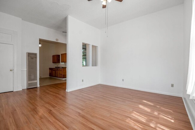 Building Photo - 1 Bedroom 1 Bath Walking Distance to Downtown Hanford