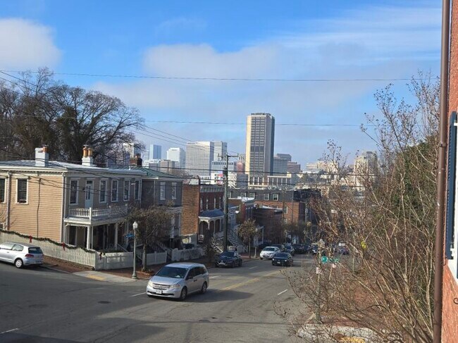 Balcón - 2200 E Broad St