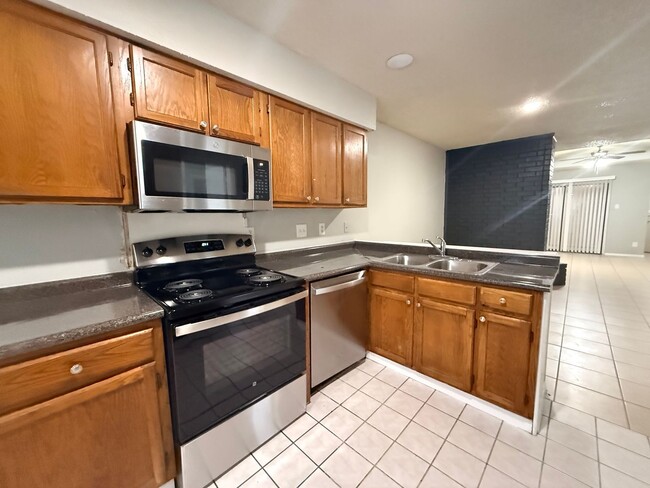 Building Photo - 1021-1023 Vera Court