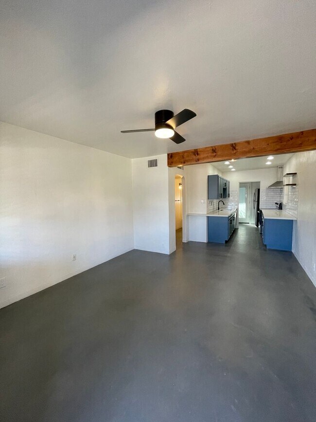 Foto del edificio - 2452 E. Amelia Ave.