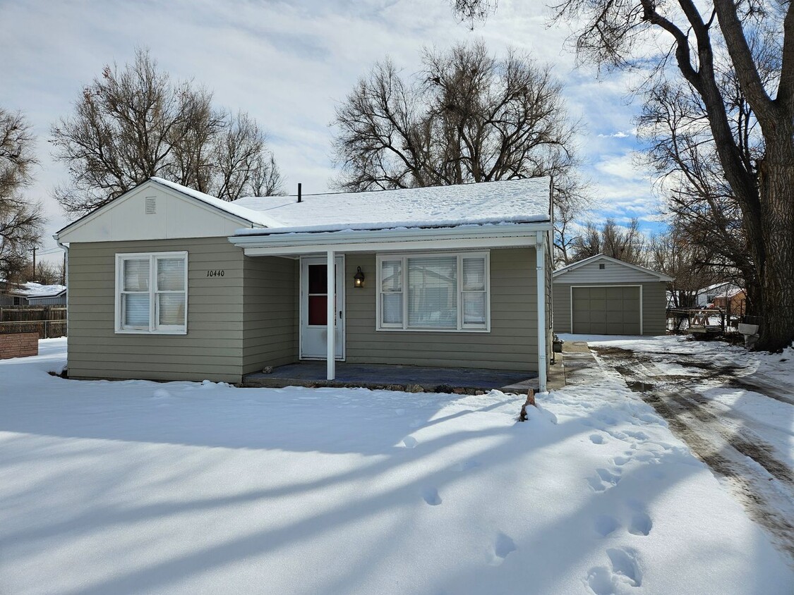 Foto principal - Adorable Light and Bright Refinished 2 Bed...