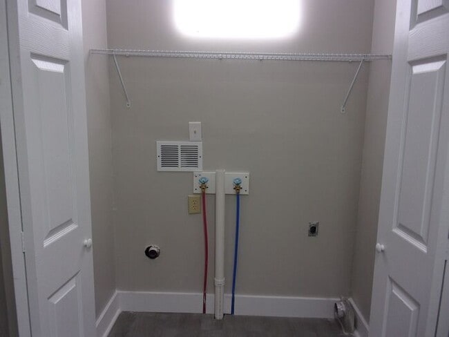 Building Photo - Renovated 2 Bedroom 1 1/2 Bath Townhome - ...