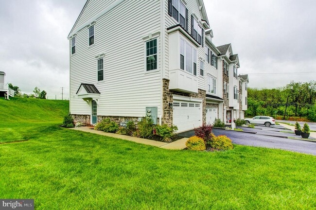 Building Photo - 135 Woodwinds Dr