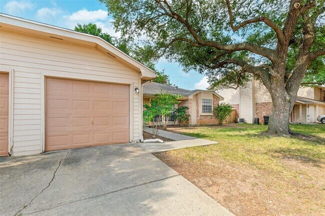 Building Photo - 10118 Emerald Oaks Dr