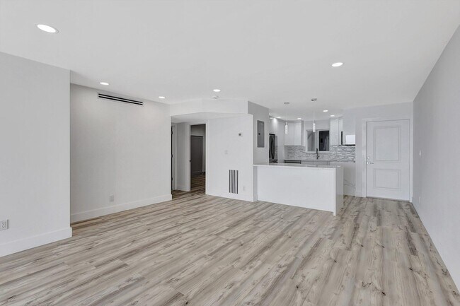 Building Photo - 301 Lake Shore Dr